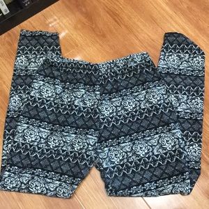 Black and white print leggings